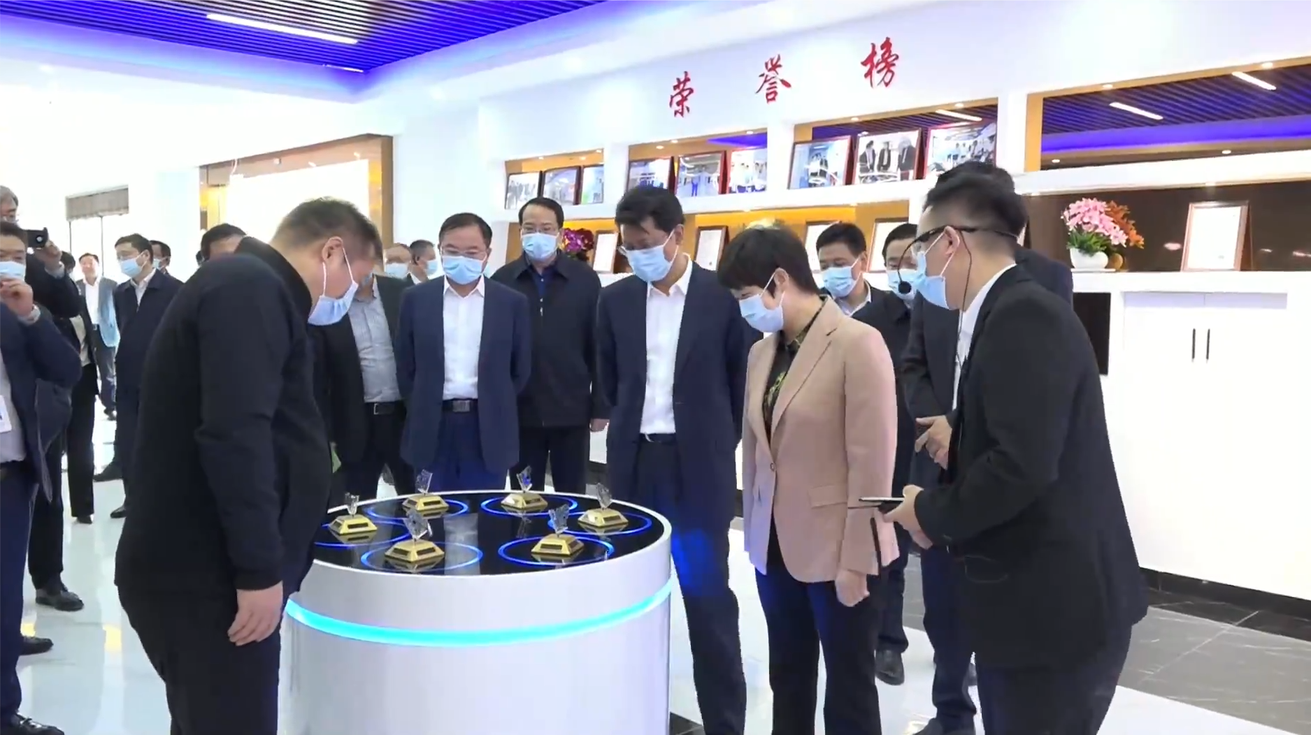 揚(yáng)州市委書記張寶娟，市長王進(jìn)健蒞臨我司參觀。